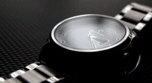 Read more about the article Vom Jahresbonus kauf ich mir keine Luxusuhr – sondern den Uhrenhersteller!
